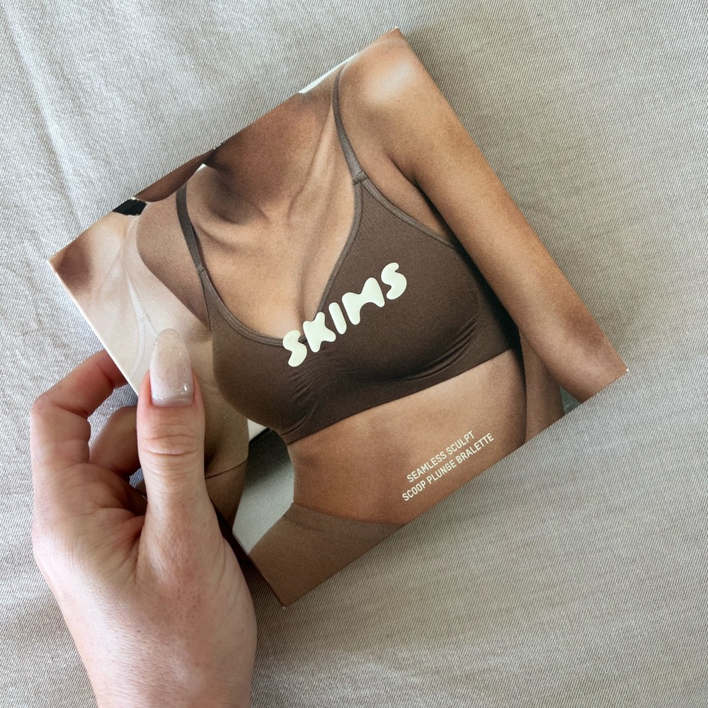 SKIMS SEAMLESS SCULPT SCOOP PLUNGE BRALETTE, Size S, Color Jasper